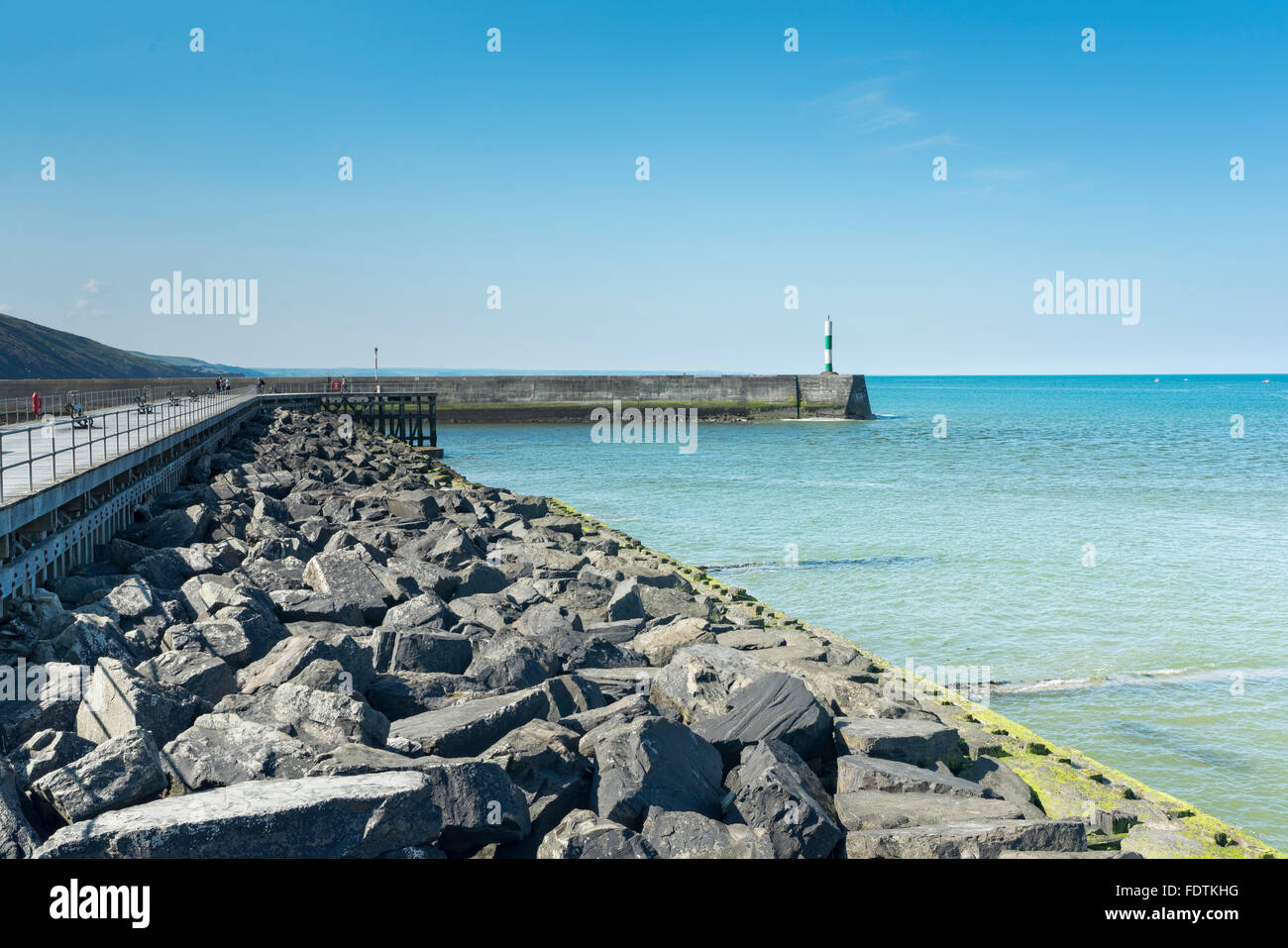 Struttura di frangionde all'entrata a Aberystwyth Harbour. Foto Stock