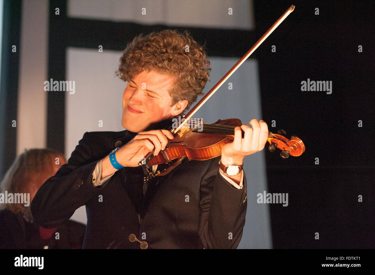 Tom Hobden di Noè e la balena esegue presso il Music Hall di Aberdeen, Scozia il 24 ottobre 2011. Foto Stock