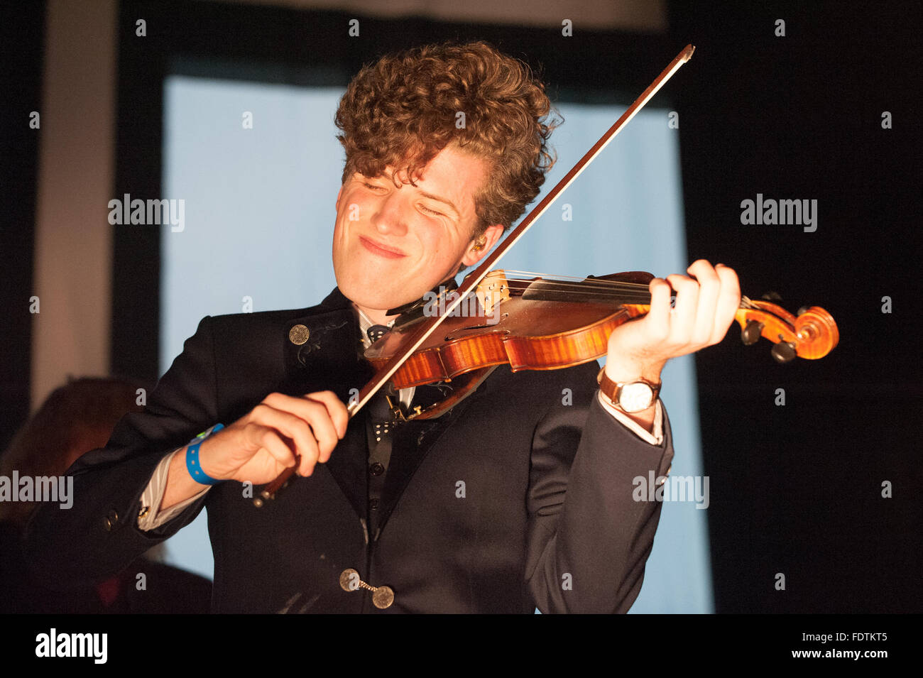 Tom Hobden di Noè e la balena esegue presso il Music Hall di Aberdeen, Scozia il 24 ottobre 2011. Foto Stock