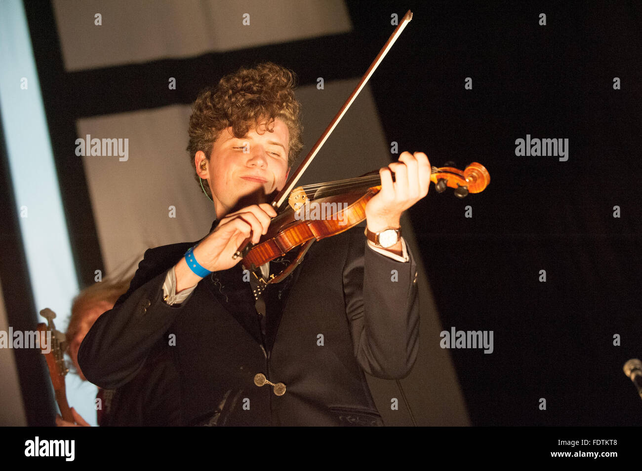 Tom Hobden di Noè e la balena esegue presso il Music Hall di Aberdeen, Scozia il 24 ottobre 2011. Foto Stock