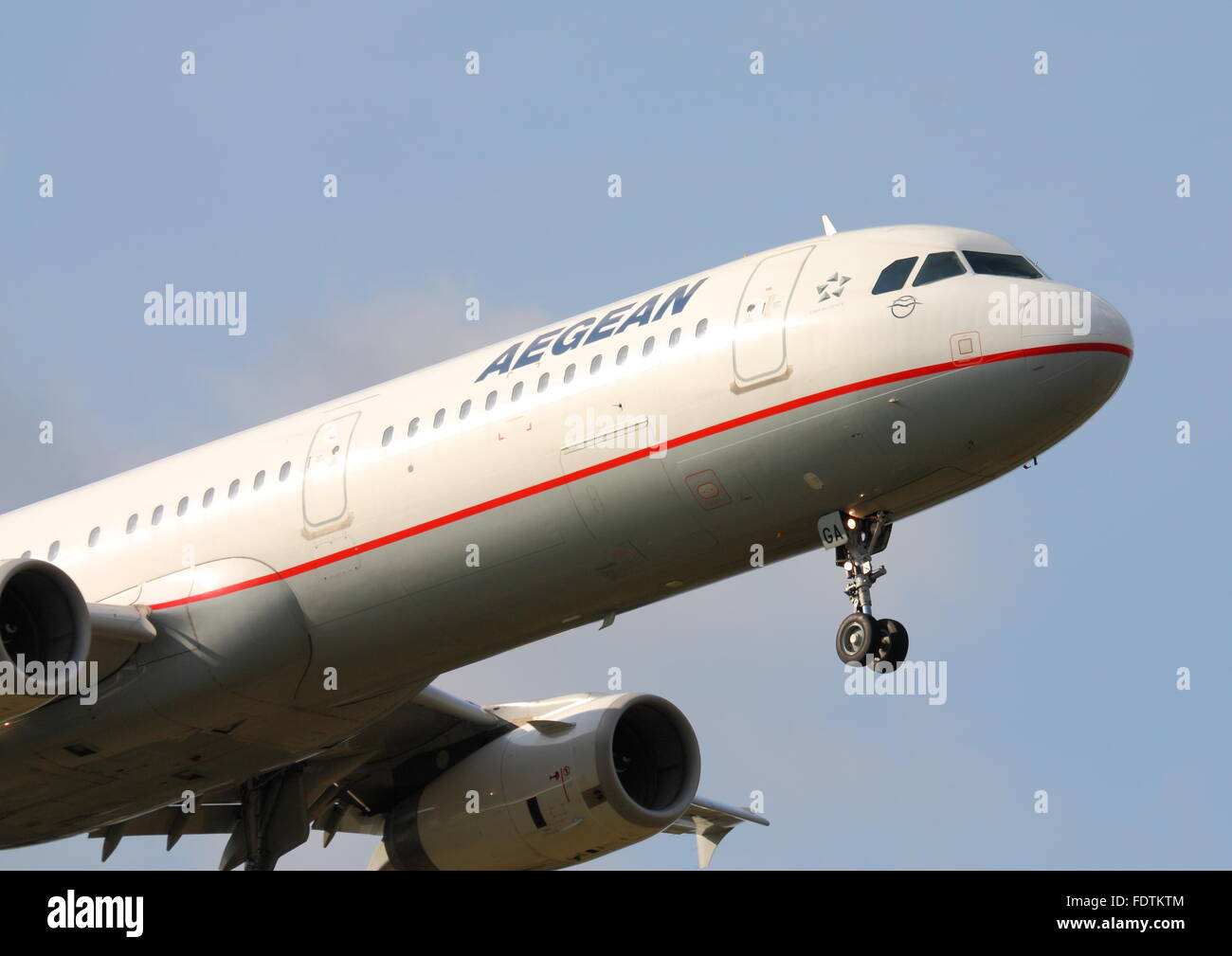 Aegean Airlines Airbus A321-200 SX-DGA atterraggio all'Aeroporto Heathrow di Londra, Regno Unito Foto Stock