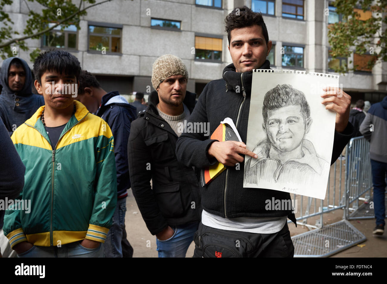 Berlino, Germania, rifugiati prima dell'Ufficio statale per la sanità e gli affari sociali Foto Stock