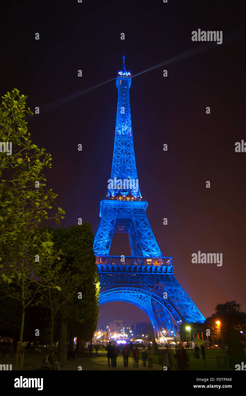 Tour Eiffel illuminata blu per la presidenza francese dell' Unione europea Parigi Francia Foto Stock