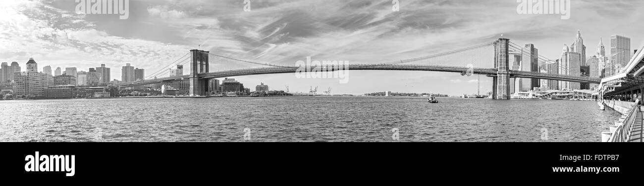 Bianco e nero immagine panoramica del Ponte di Brooklyn, New York City, Stati Uniti d'America. Foto Stock