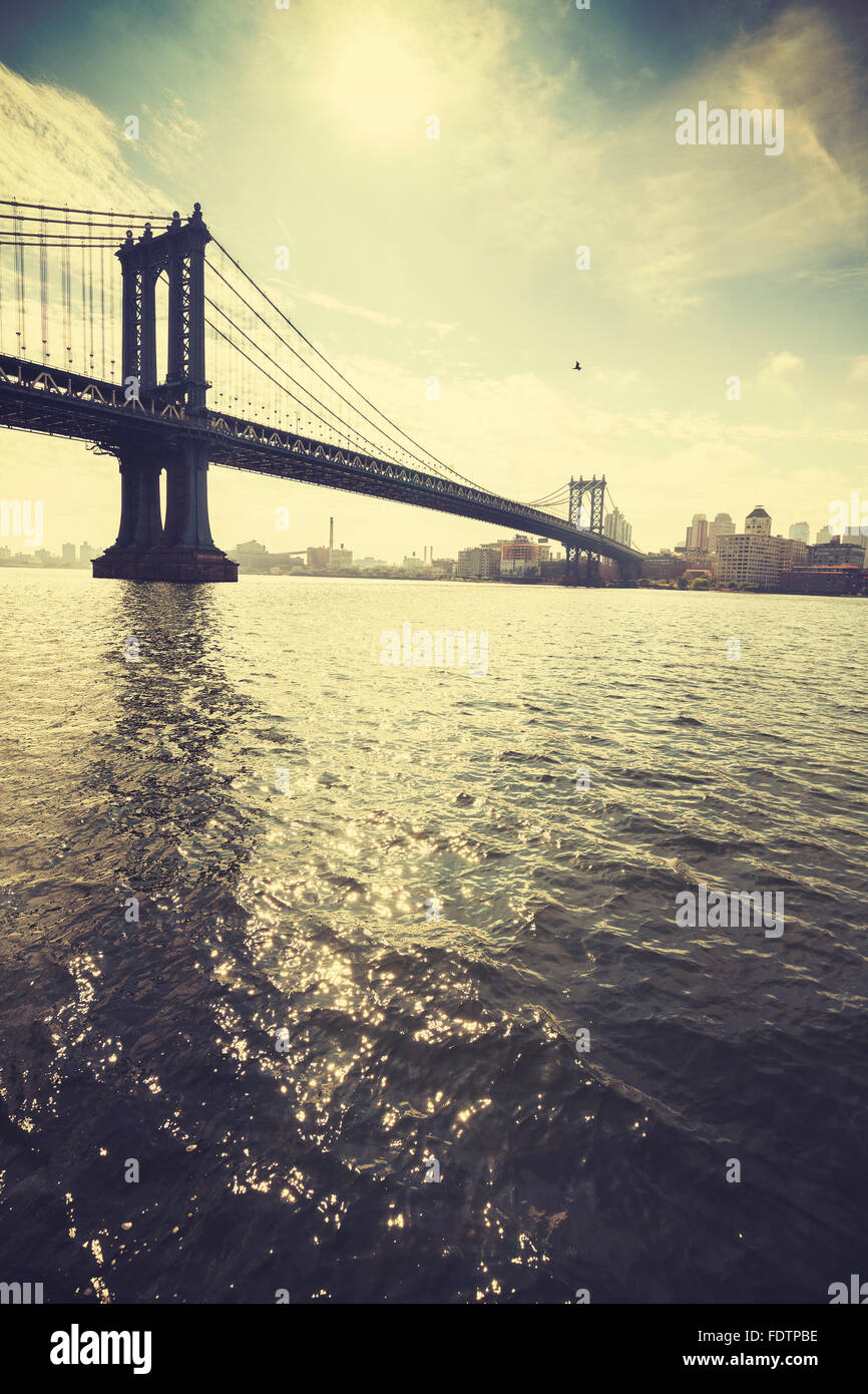 Retrò stilizzata Manhattan Bridge contro il sole con lente effetto flare, NYC, Stati Uniti d'America. Foto Stock