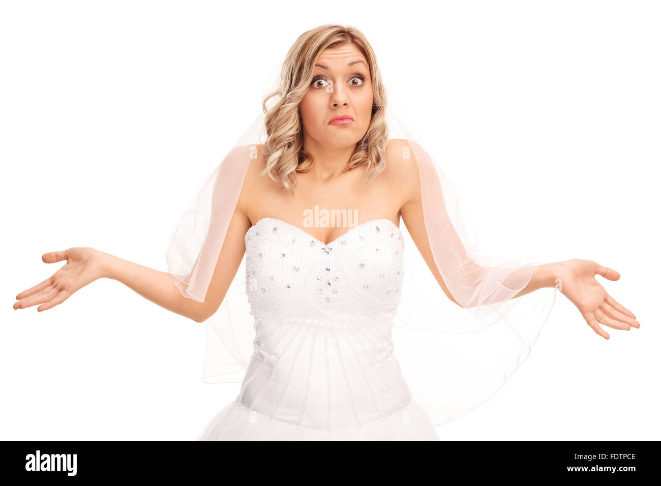 Studio shot di un confuso giovane sposa gesticolando con la sua mano isolati su sfondo bianco Foto Stock