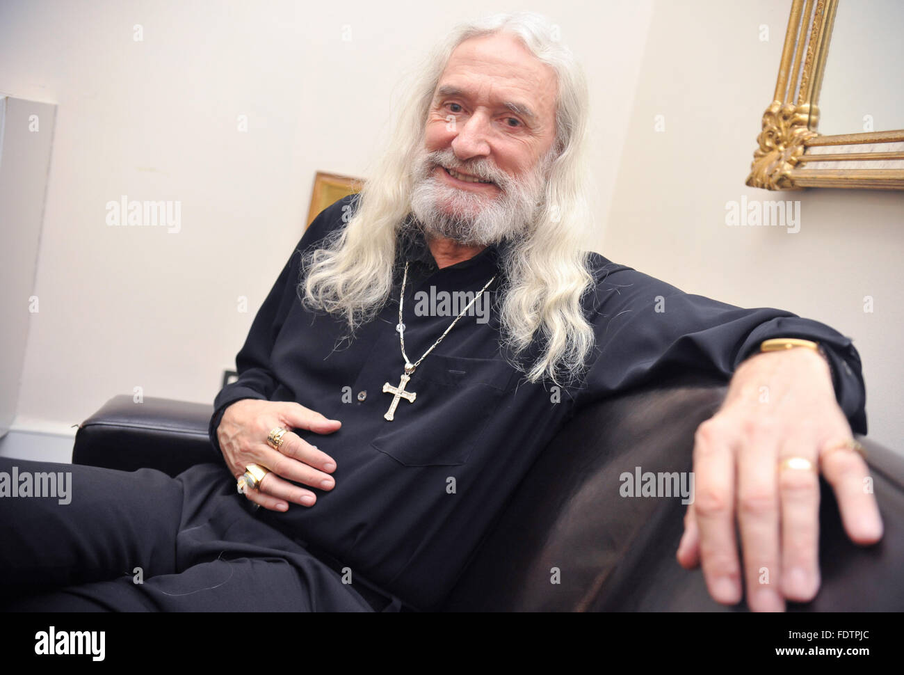 Paese e cantante folk Charlie Landsborough pone per un ritratto al Music Hall di Aberdeen, Scozia. Foto Stock