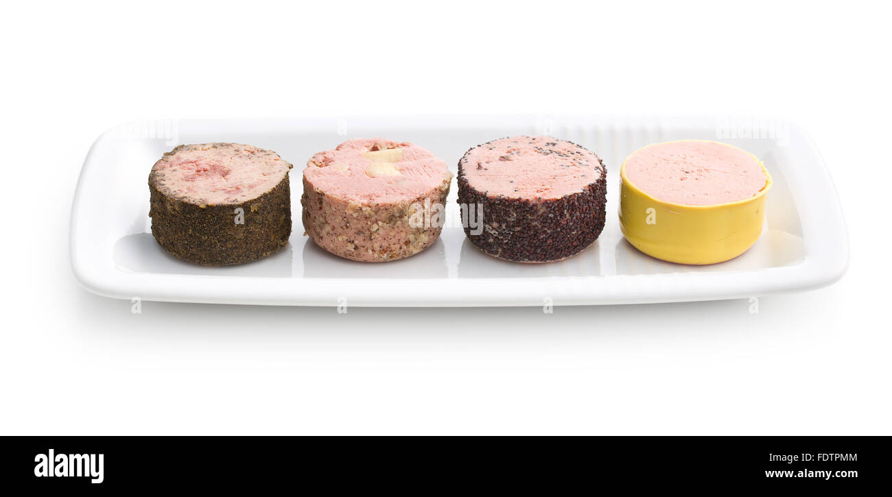 Paté di carne con sapori diversi su sfondo bianco Foto Stock