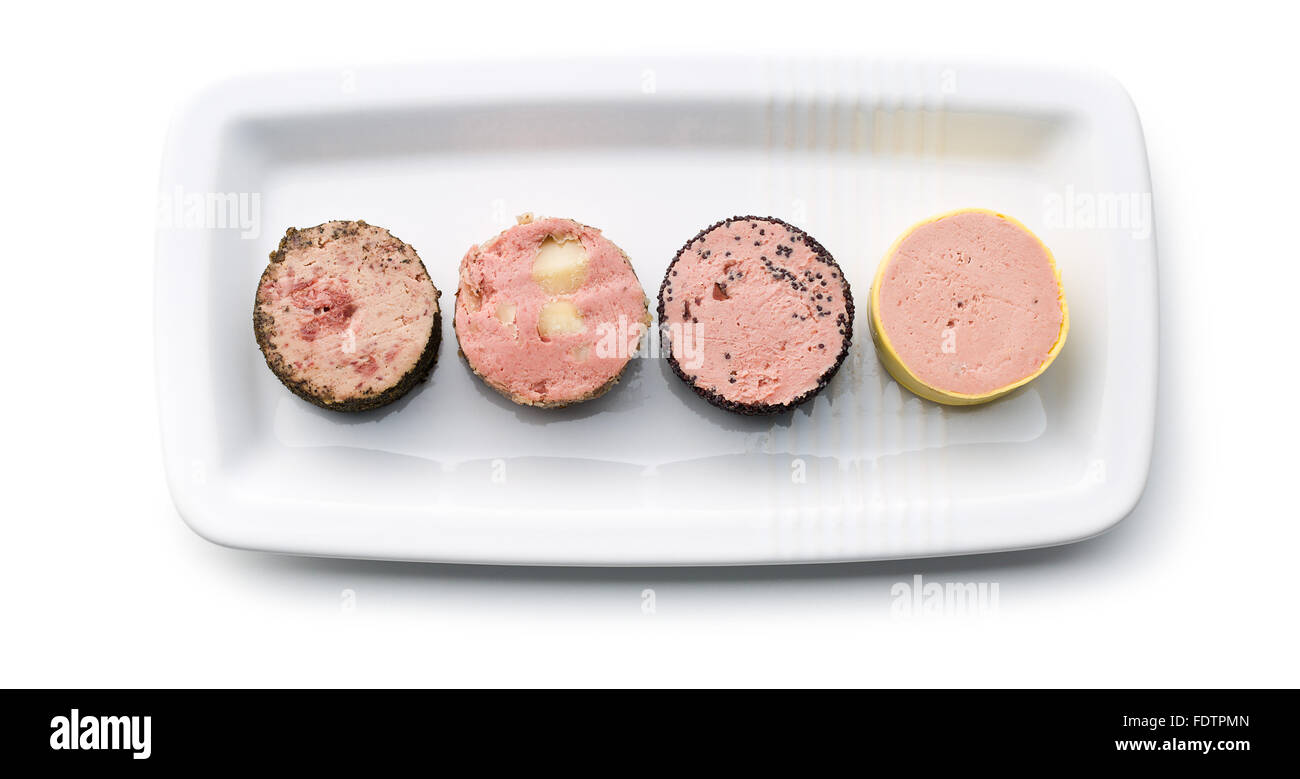 Paté di carne con sapori diversi su sfondo bianco Foto Stock