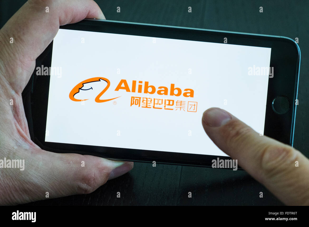 Alibaba logo della società cinese di e-commerce su uno schermo dello smartphone Foto Stock