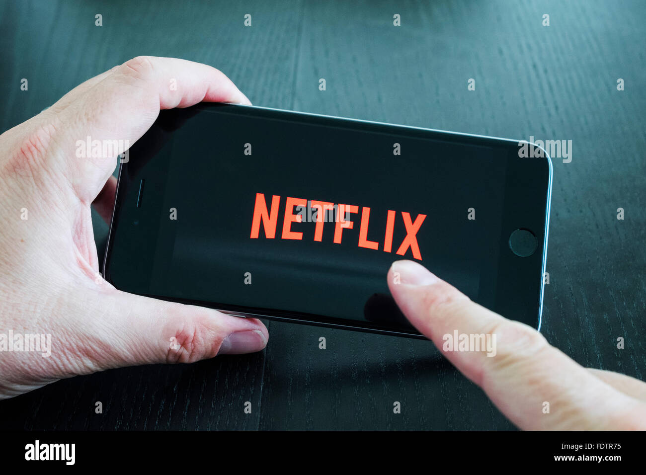 Il logo di Netflix on-demand di filmati e programmi TV streaming service app su iPhone 6 plus smart phone Foto Stock