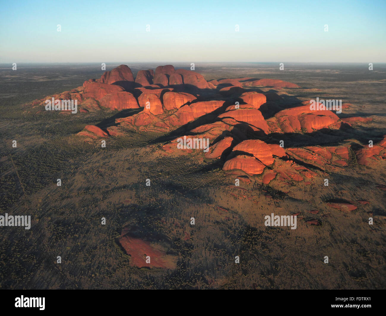 Vista Aeriel di Uluru (Ayers Rock) da elicottero a sunrise in estate. Foto Stock