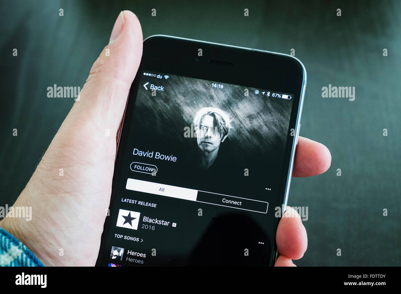 David Bowie album Backstair su Apple servizio di streaming musicale su un iPhone 6 plus smart phone Foto Stock David Bowie album Backstair su Apple servizio di streaming musicale su un iPhone 6 plus smart phone Foto Stock