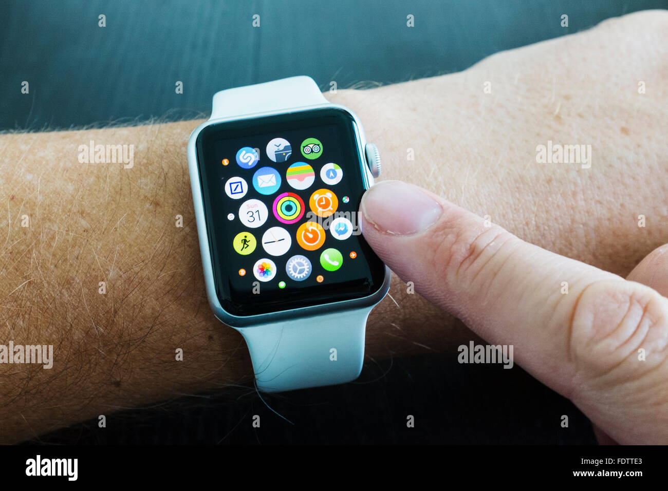 Dettaglio della schermata home con le icone delle app di Apple guarda con cinturino bianco Foto Stock