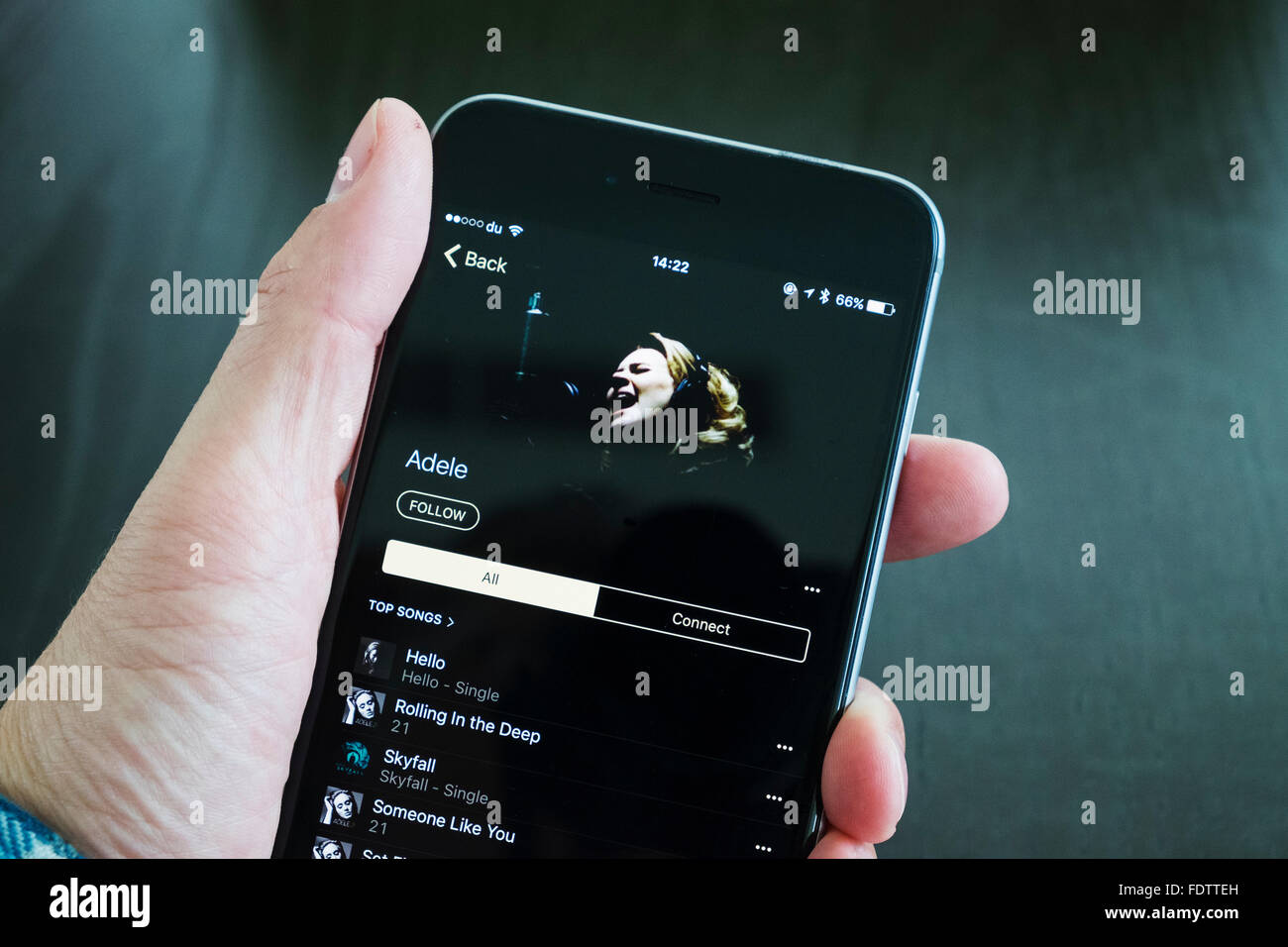 Adele su Apple servizio di streaming musicale su iPhone 6 Plus smart phone Foto Stock Adele su Apple servizio di streaming musicale su iPhone 6 Plus smart phone Foto Stock