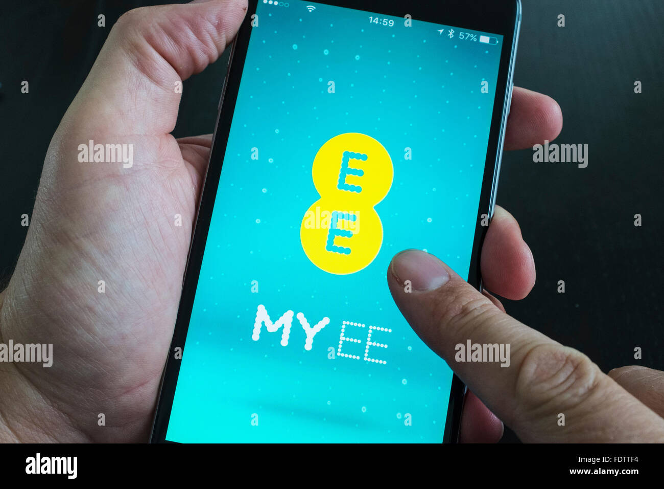 EE telefono mobile app su un iPhone 6 Plus smart phone Foto Stock EE telefono mobile app su un iPhone 6 Plus smart phone Foto Stock