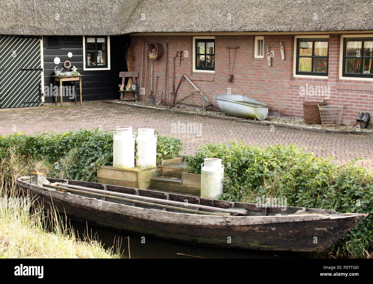 Giethoorn. Febbraio-24th-2014. Casa Tradizionale e la barca in un canale di Giethoorn. Paesi Bassi Foto Stock