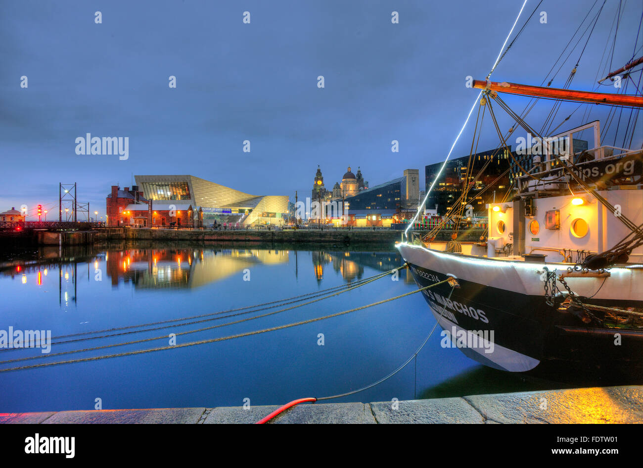 Nave a vela ormeggiata in Albert Dock con le tre Grazie e Liverpool Museum in vista.Merseyside Foto Stock