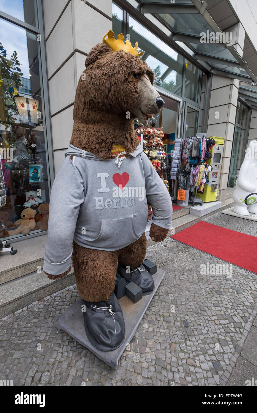 Un 'Berlin Bear" al di fuori di un turista regali a Berlino, Germania. Foto Stock