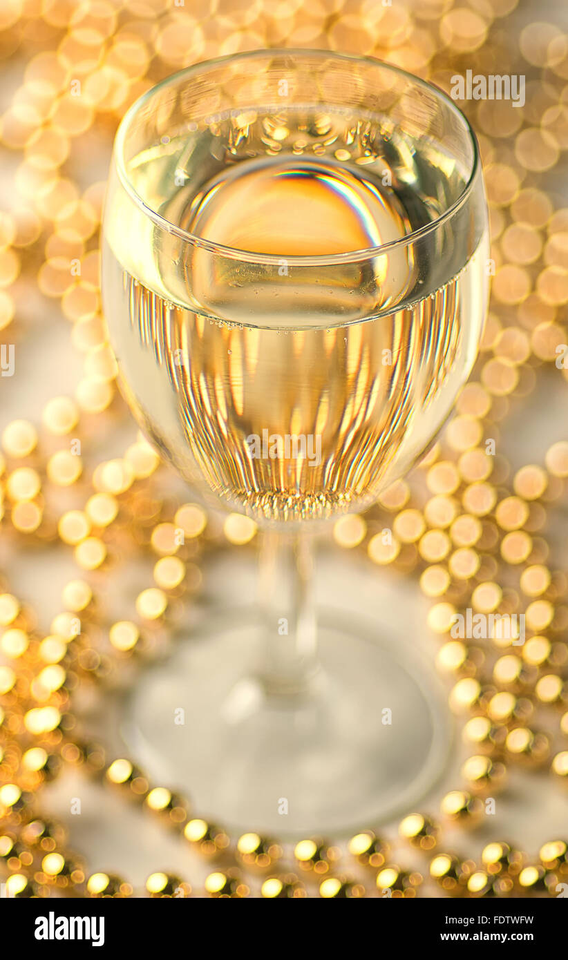 Un bicchiere di vino e una collana d'oro Foto stock - Alamy