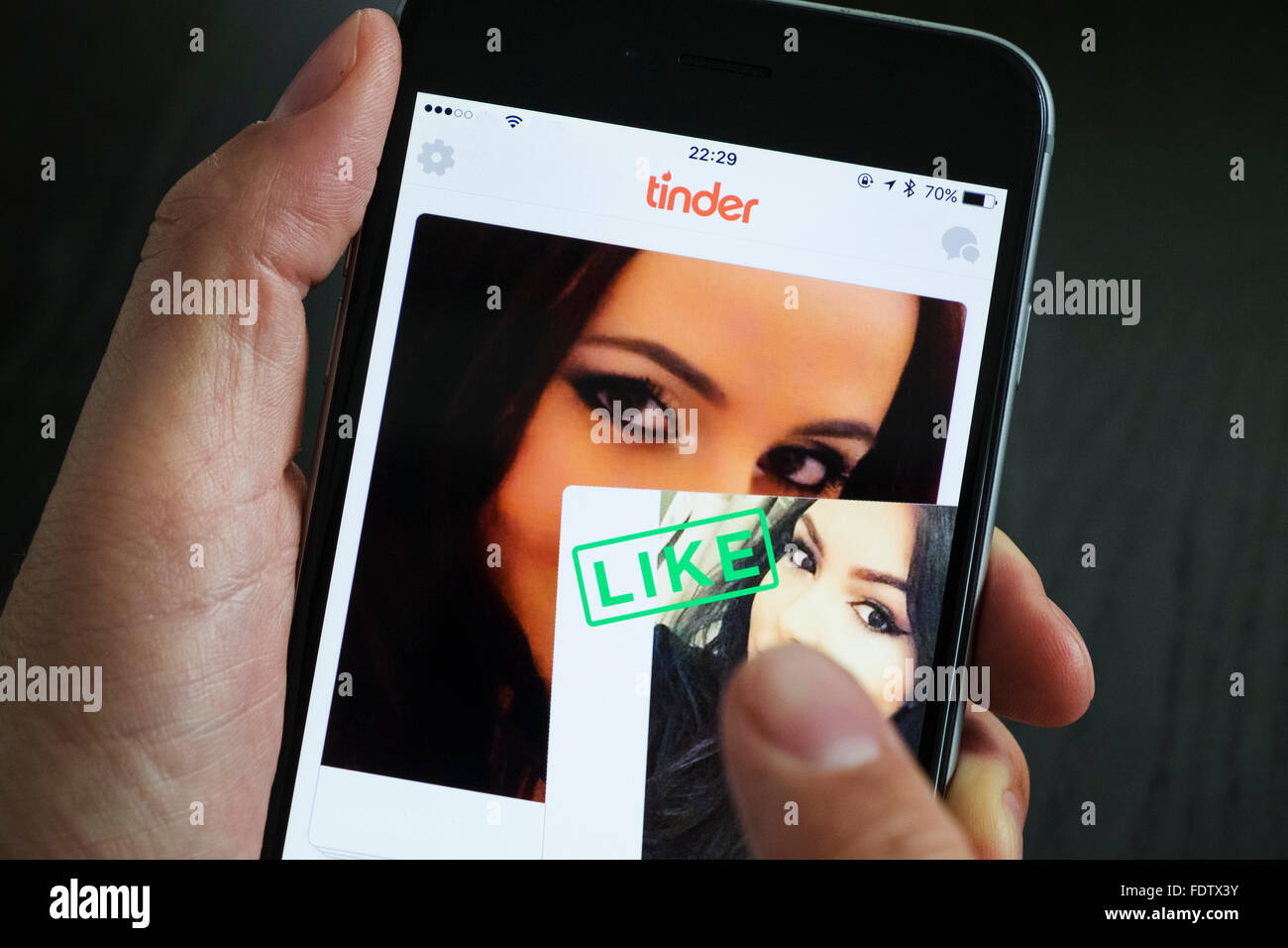 Tinder online dating app su un iPhone 6 Plus smart phone Foto Stock Tinder online dating app su un iPhone 6 Plus smart phone Foto Stock