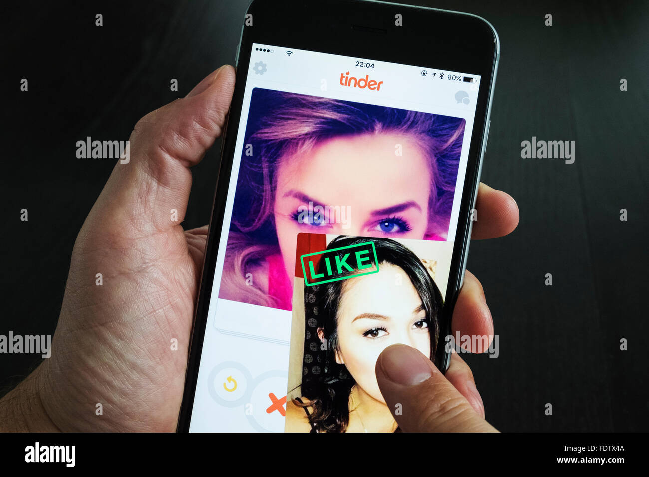 Tinder online dating app su un iPhone 6 Plus smart phone Foto Stock