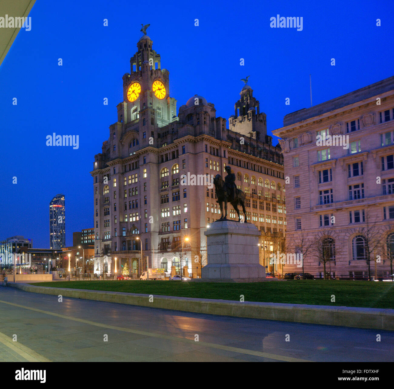 Liverpool il Liver Building al crepuscolo, Merseyside, N/W in Inghilterra. Foto Stock
