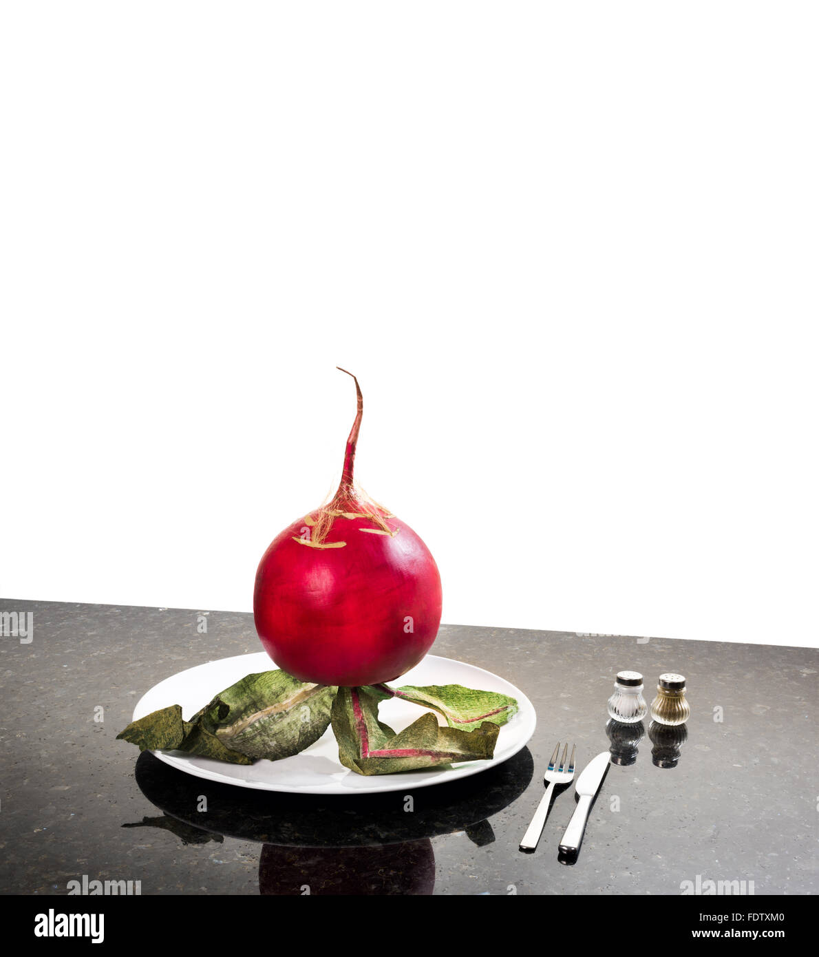 Pensare in grande più grande ravanello ravanelli red pensando concetto pensate in grande spazio per il layout del testo tagliato sfondo bianco tagliato fuori a mangiare popul Foto Stock