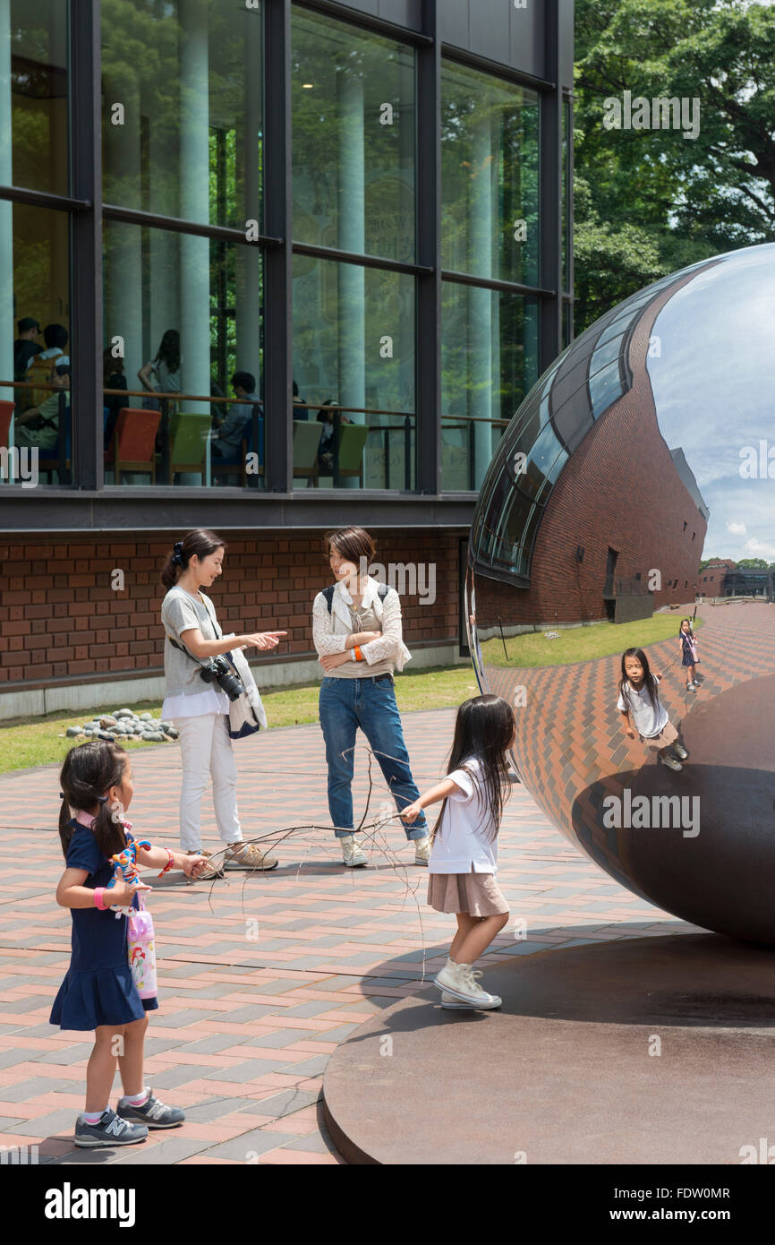 I bambini giocando accanto a 'My sky foro' da Bukichi Inoue al Tokyo Metropolitan Art Museum, Tokyo, Giappone Foto Stock