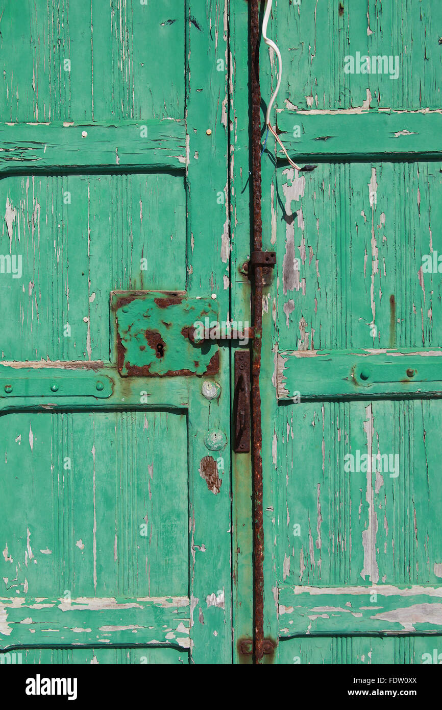 Crooked weathered porta verde con vernice scrostata off Foto Stock