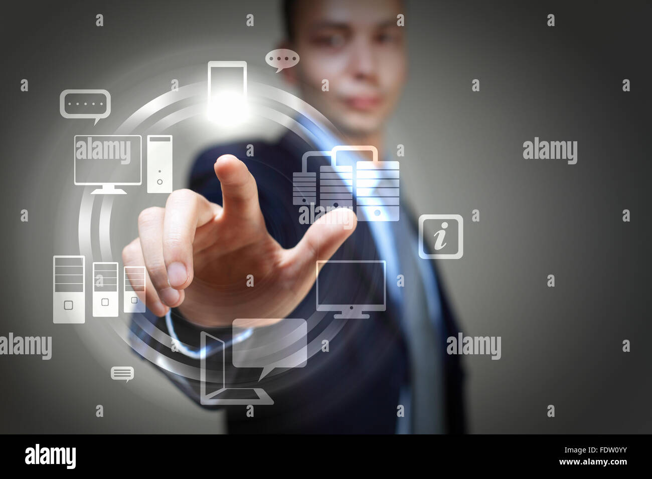 Persona d'affari spingendo i simboli su una interfaccia touch-screen Foto Stock