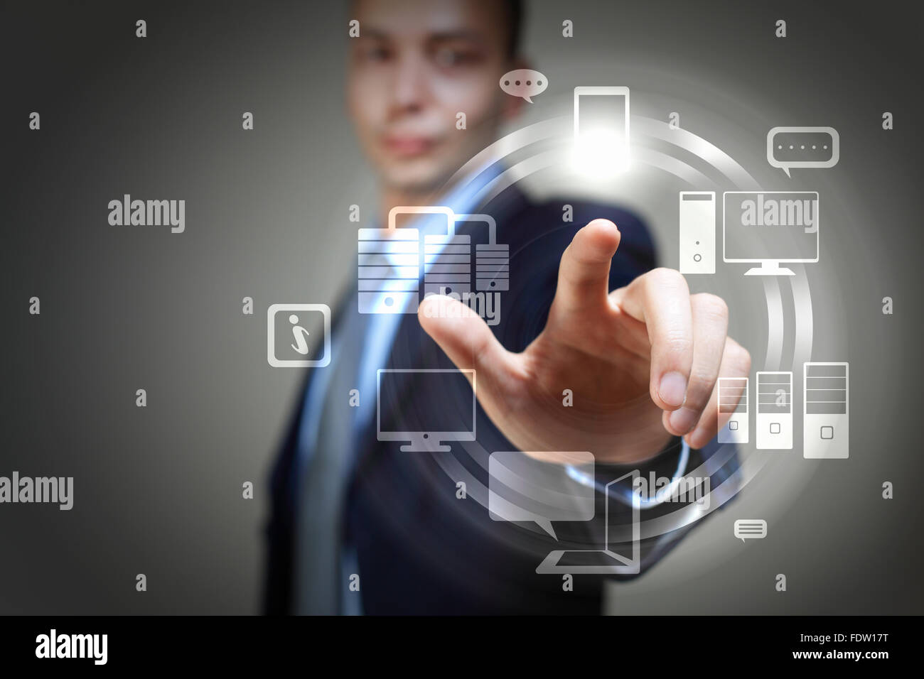 Persona d'affari spingendo i simboli su una interfaccia touch-screen Foto Stock