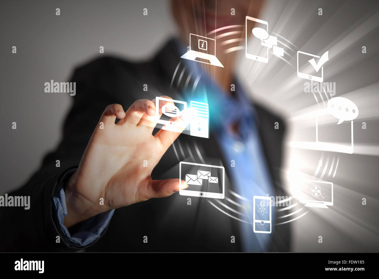 Persona d'affari spingendo i simboli su una interfaccia touch-screen Foto Stock