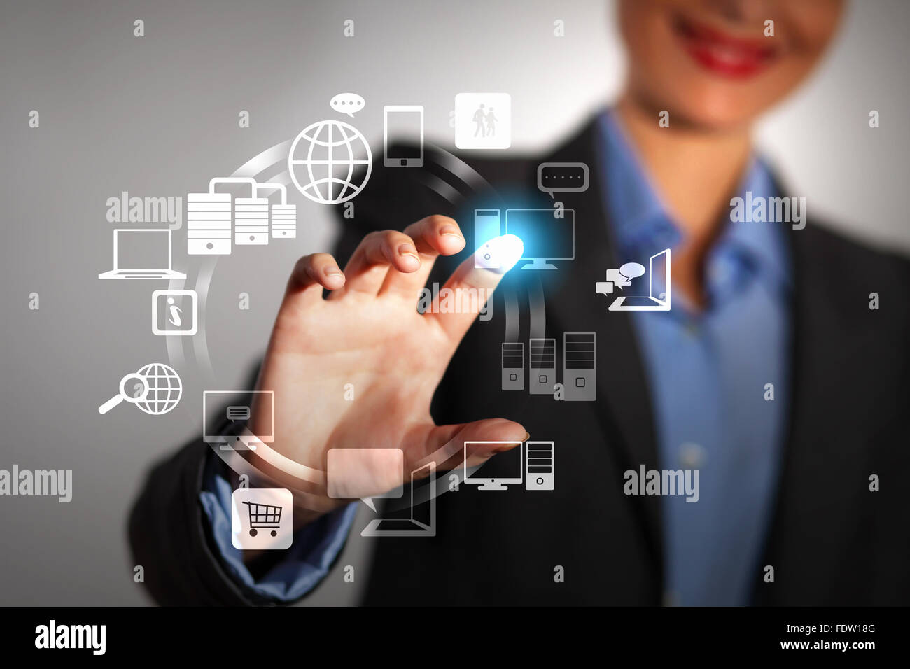 Persona d'affari spingendo i simboli su una interfaccia touch-screen Foto Stock