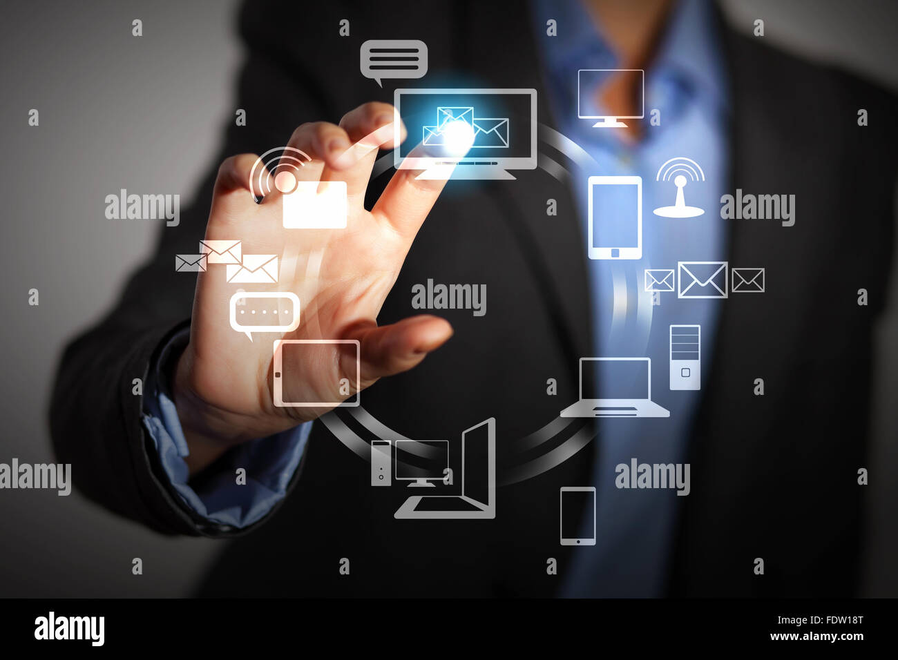 Persona d'affari spingendo i simboli su una interfaccia touch-screen Foto Stock