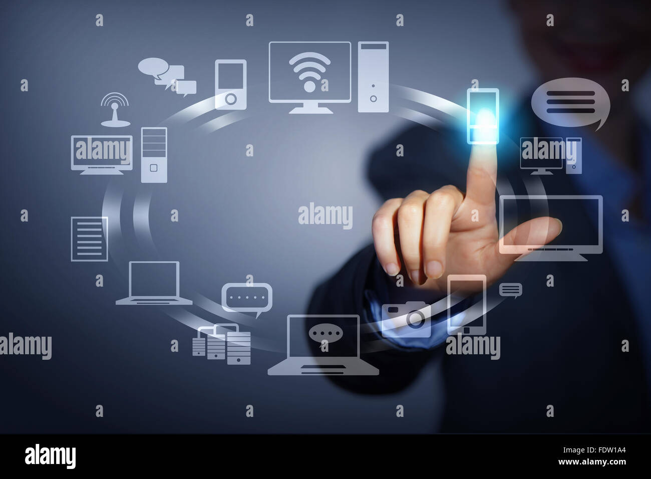 Persona d'affari spingendo i simboli su una interfaccia touch-screen Foto Stock