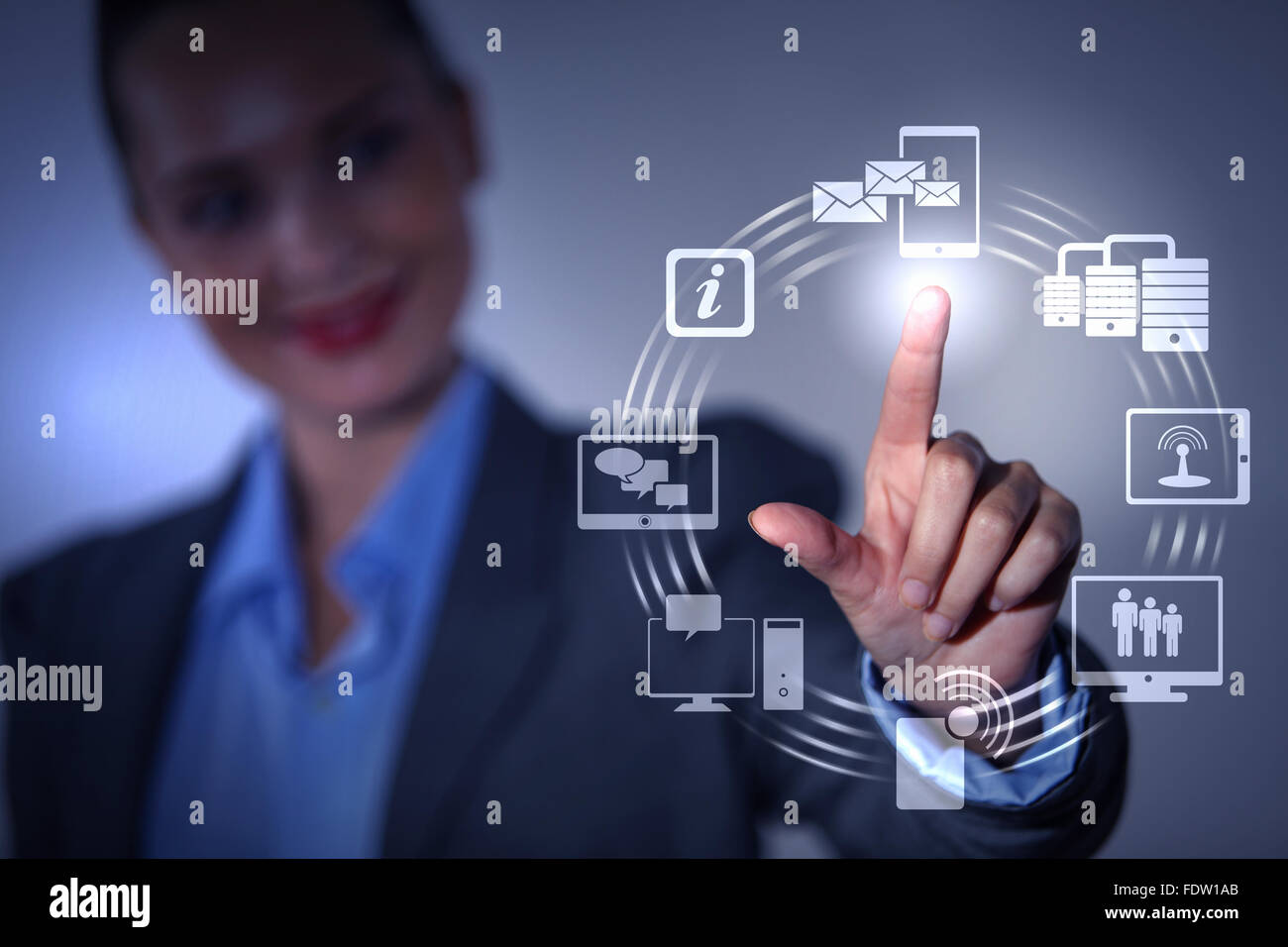 Persona d'affari spingendo i simboli su una interfaccia touch-screen Foto Stock