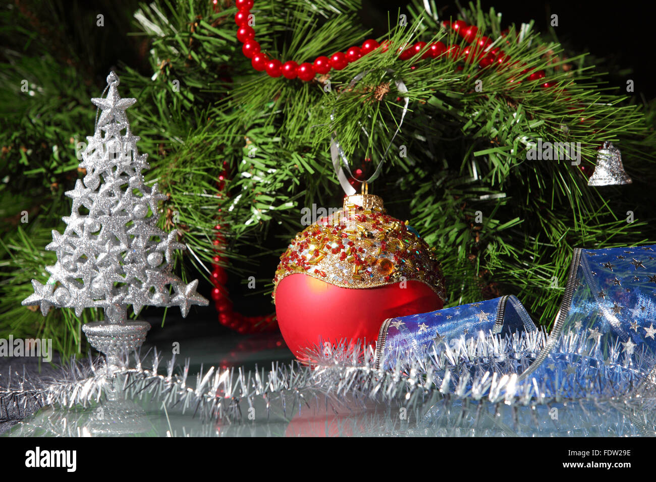 Bellissime decorazioni natalizie per un albero di natale Foto stock - Alamy
