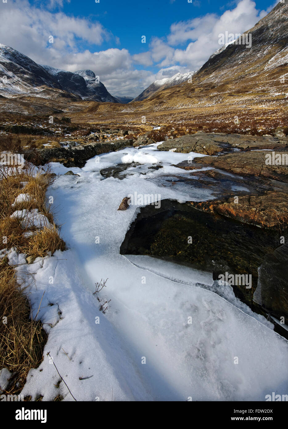 Inverno vista dal vertice del pass di glencoe verso le tre sorelle.Nord Argyll,west Highlands. Foto Stock