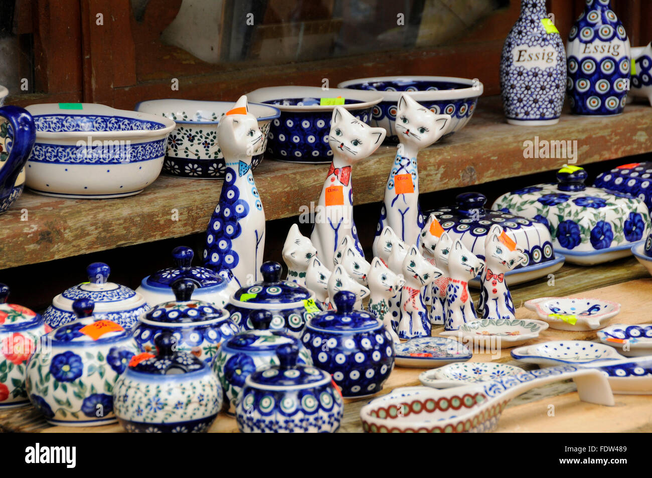 La ceramica di terracotta figurines cat colorato di Boleslawiec a un mercato in stallo Karpacz, Polonia Foto Stock