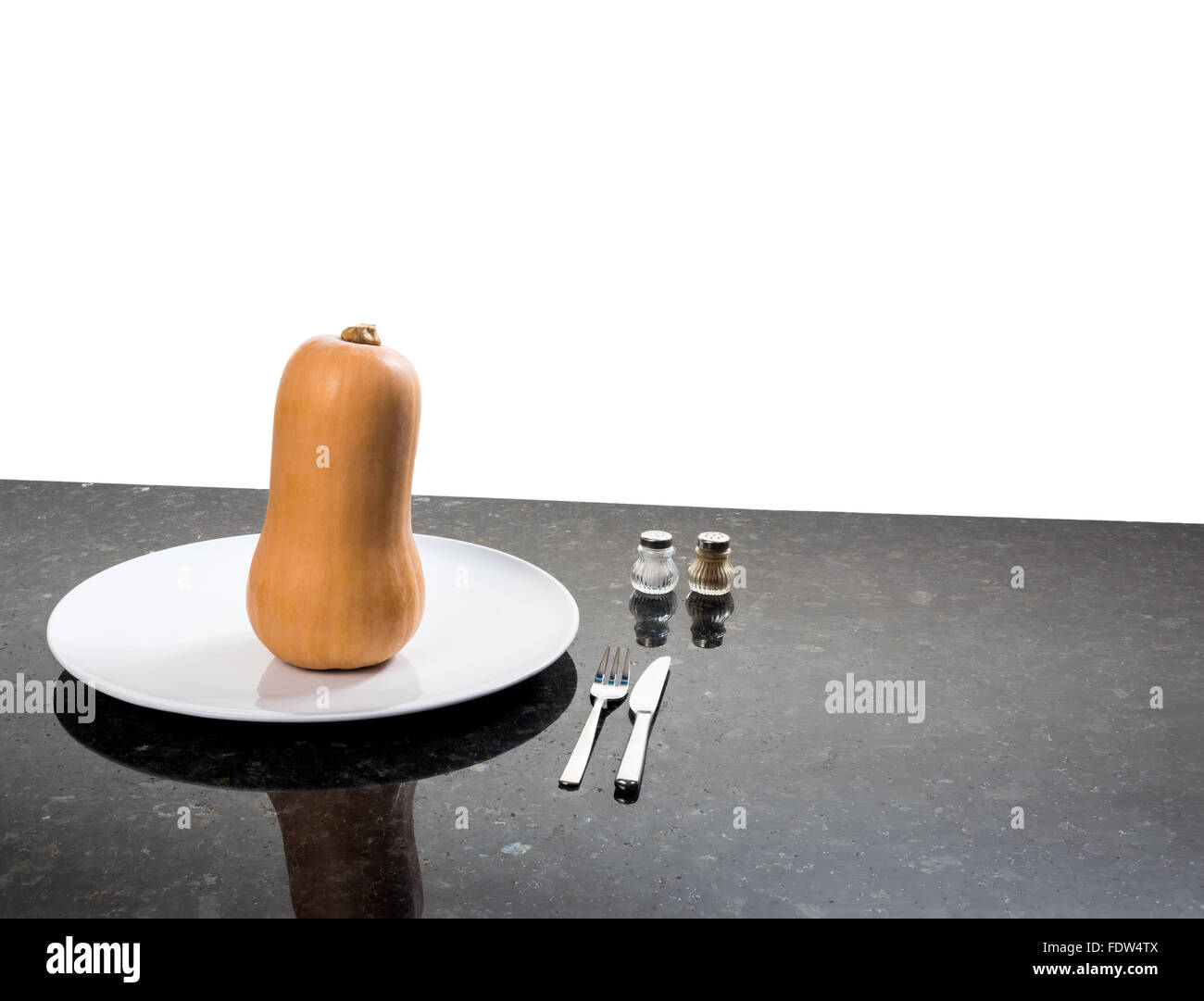 Pensare in grande zucca zucca butternut pensando concetto pensate in grande spazio per il layout del testo tagliato sfondo bianco tagliato fuori a mangiare populatio Foto Stock