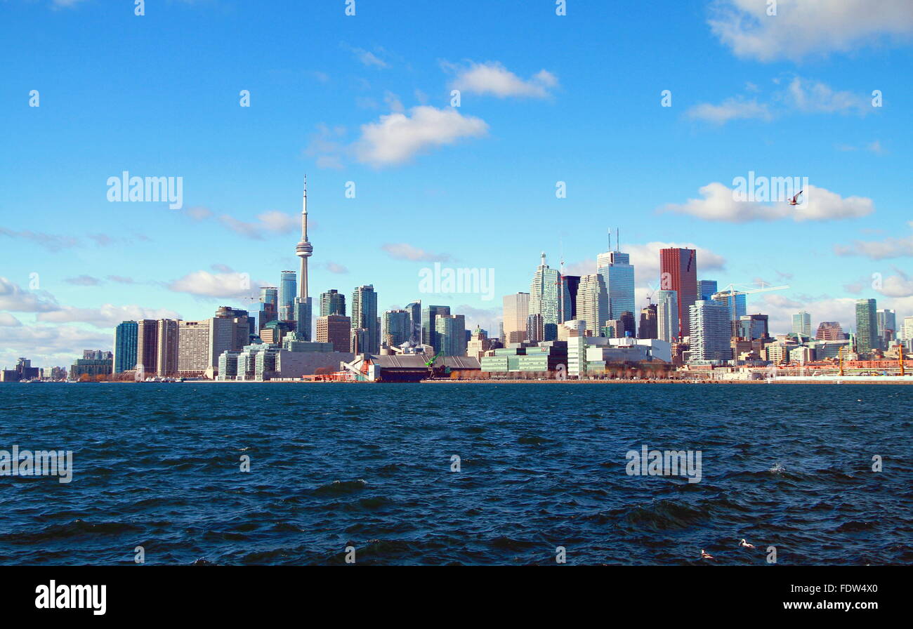 Lo skyline di Toronto come visto dal Cherry Street porto industriale Foto Stock