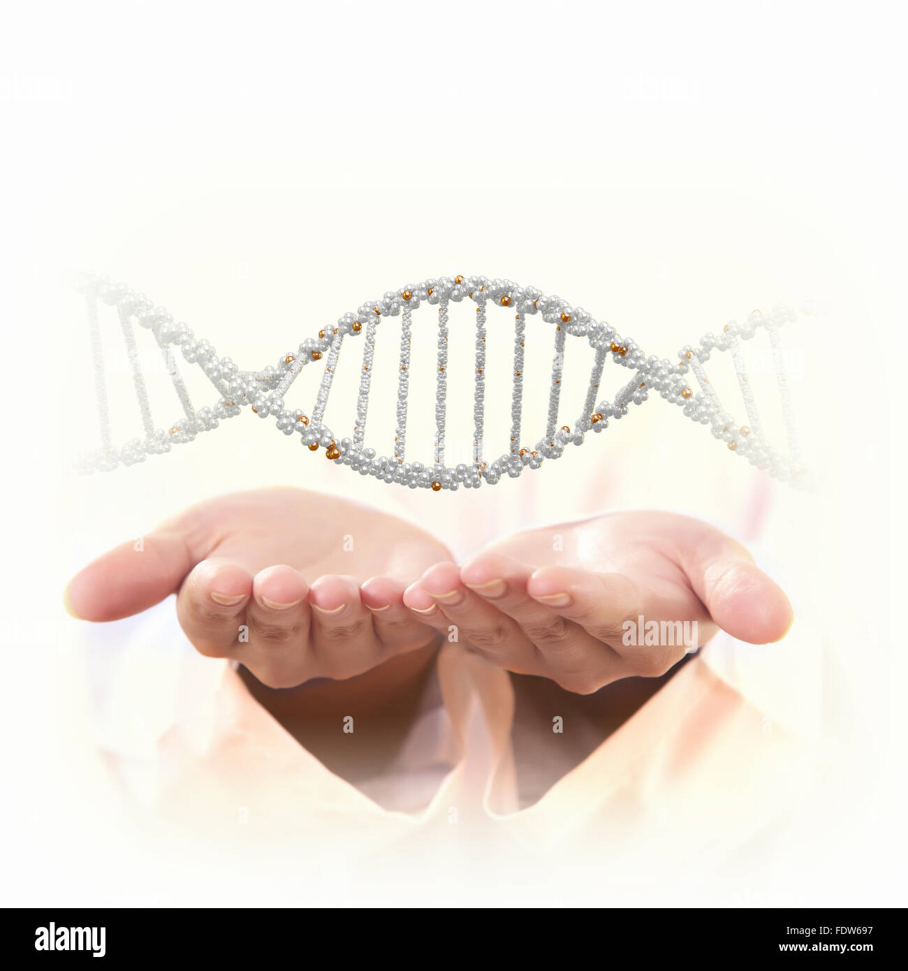 Immagine del filamento di DNA contro lo sfondo con mani di uomo Foto Stock