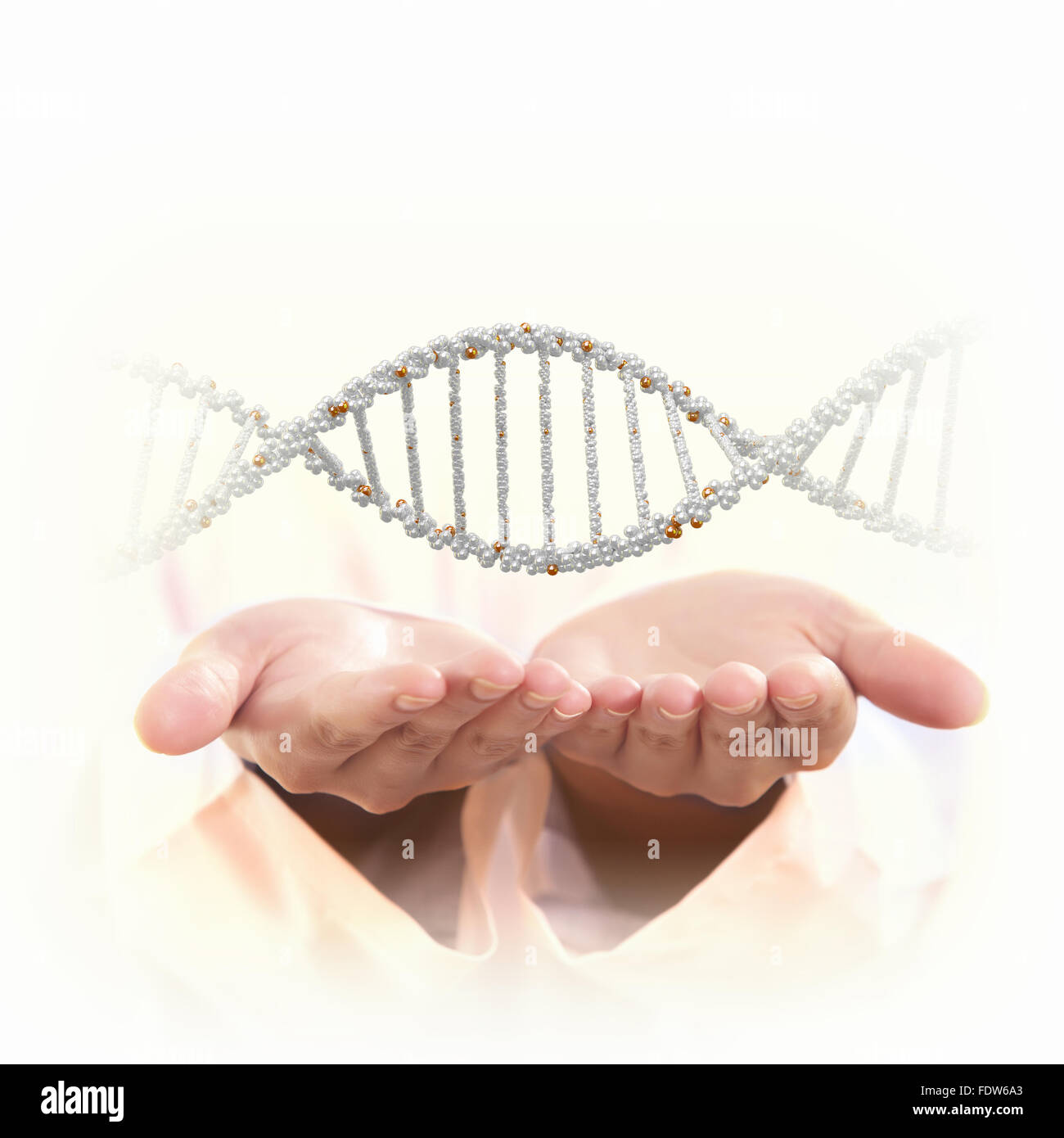 Immagine del filamento di DNA contro lo sfondo con mani di uomo Foto Stock