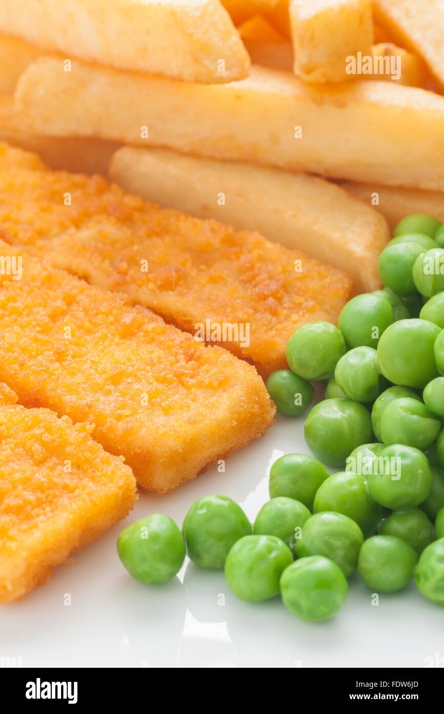 Fish Fingers chips e piselli un pasto popolare per bambini Foto Stock