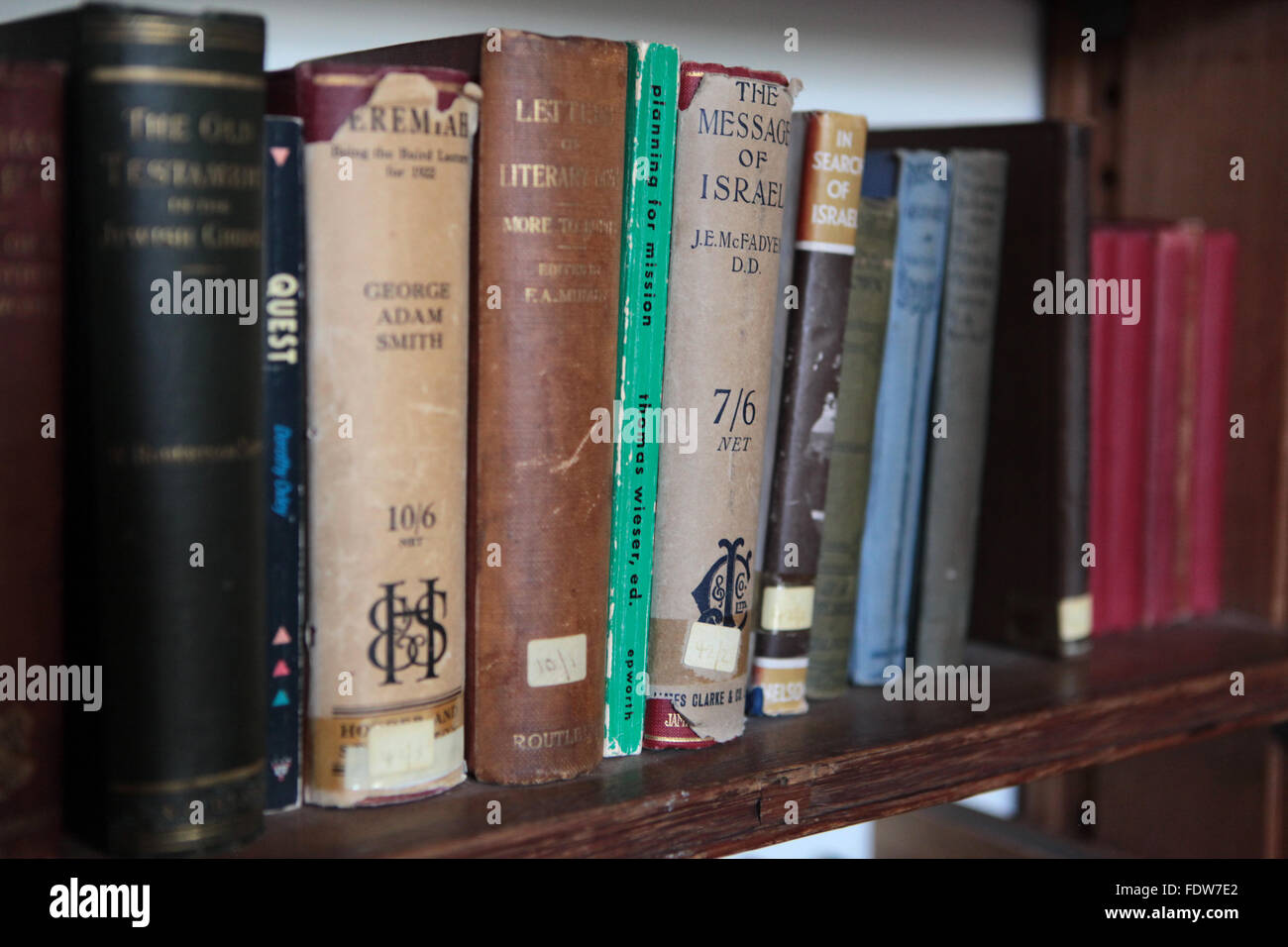 Vecchio, vintage e colorati di libri sullo scaffale Foto Stock