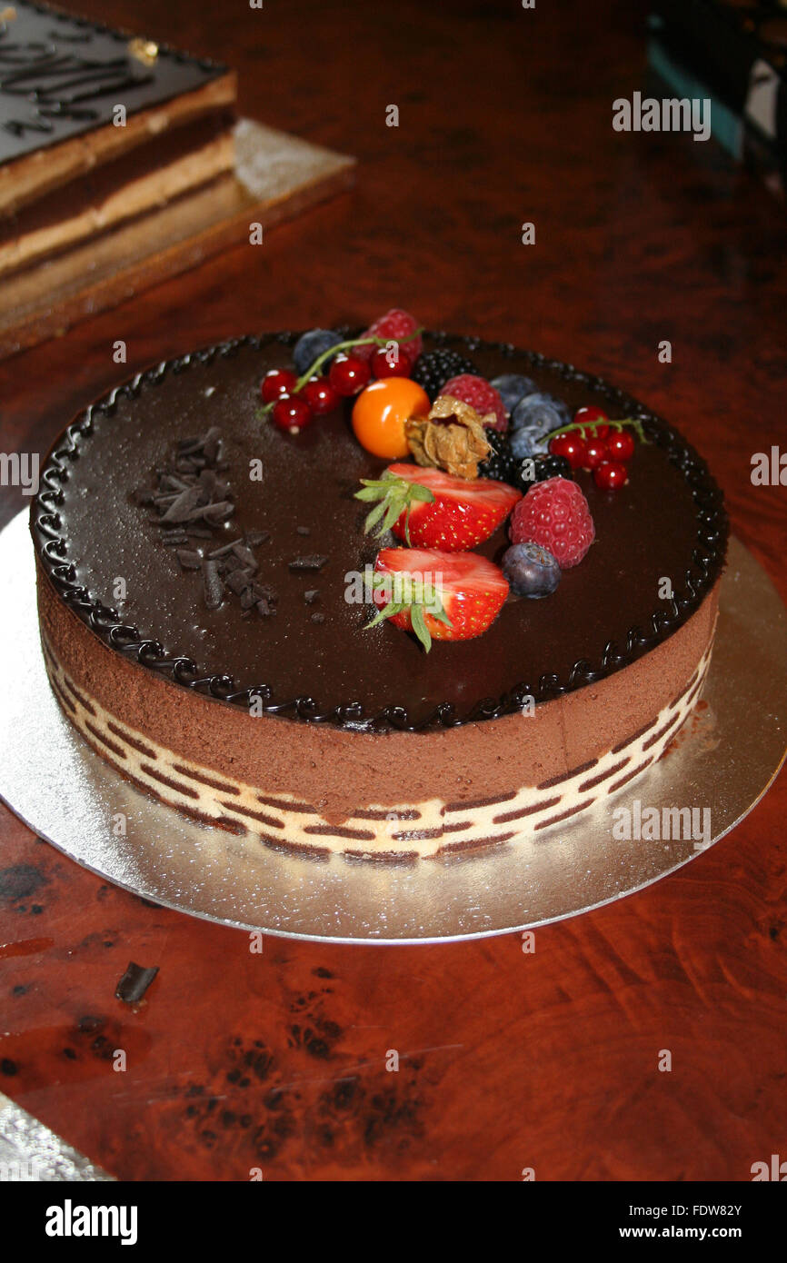 Gustoso, Francese, cioccolato, torta di compleanno con topping di frutta Foto Stock