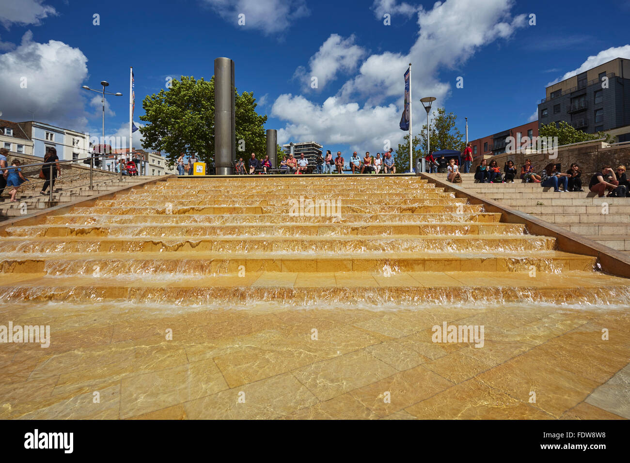 Una fontana accanto al dock nel centro città di Bristol, Gran Bretagna. Foto Stock
