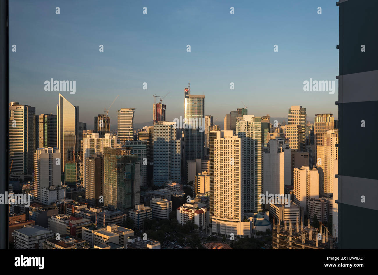 Una vista dei grattacieli di Manila Makati del quartiere degli affari nelle Filippine nel tardo pomeriggio di luce Foto Stock