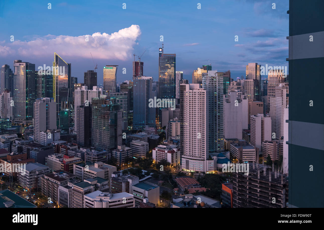 Una vista dei grattacieli di Manila Makati del quartiere degli affari nelle Filippine nella luce della sera Foto Stock